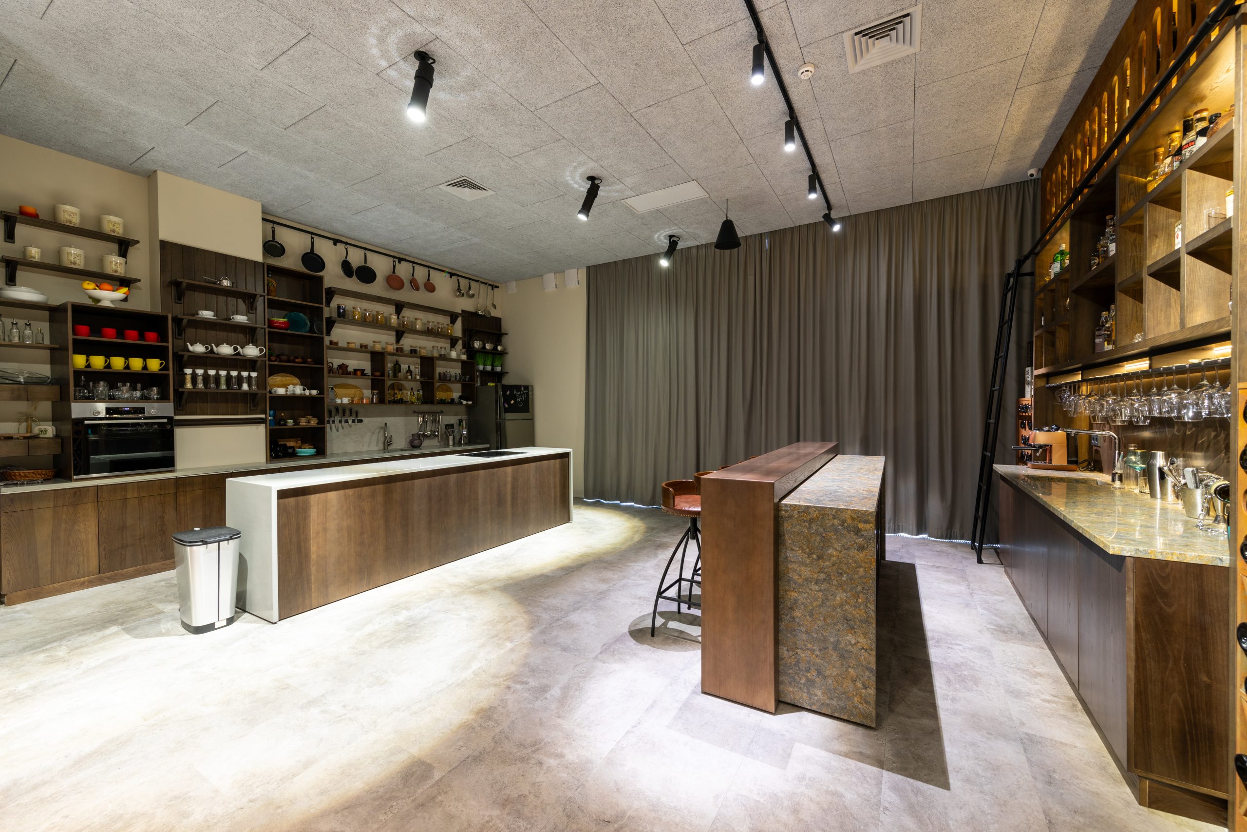 FOOD & DRINK