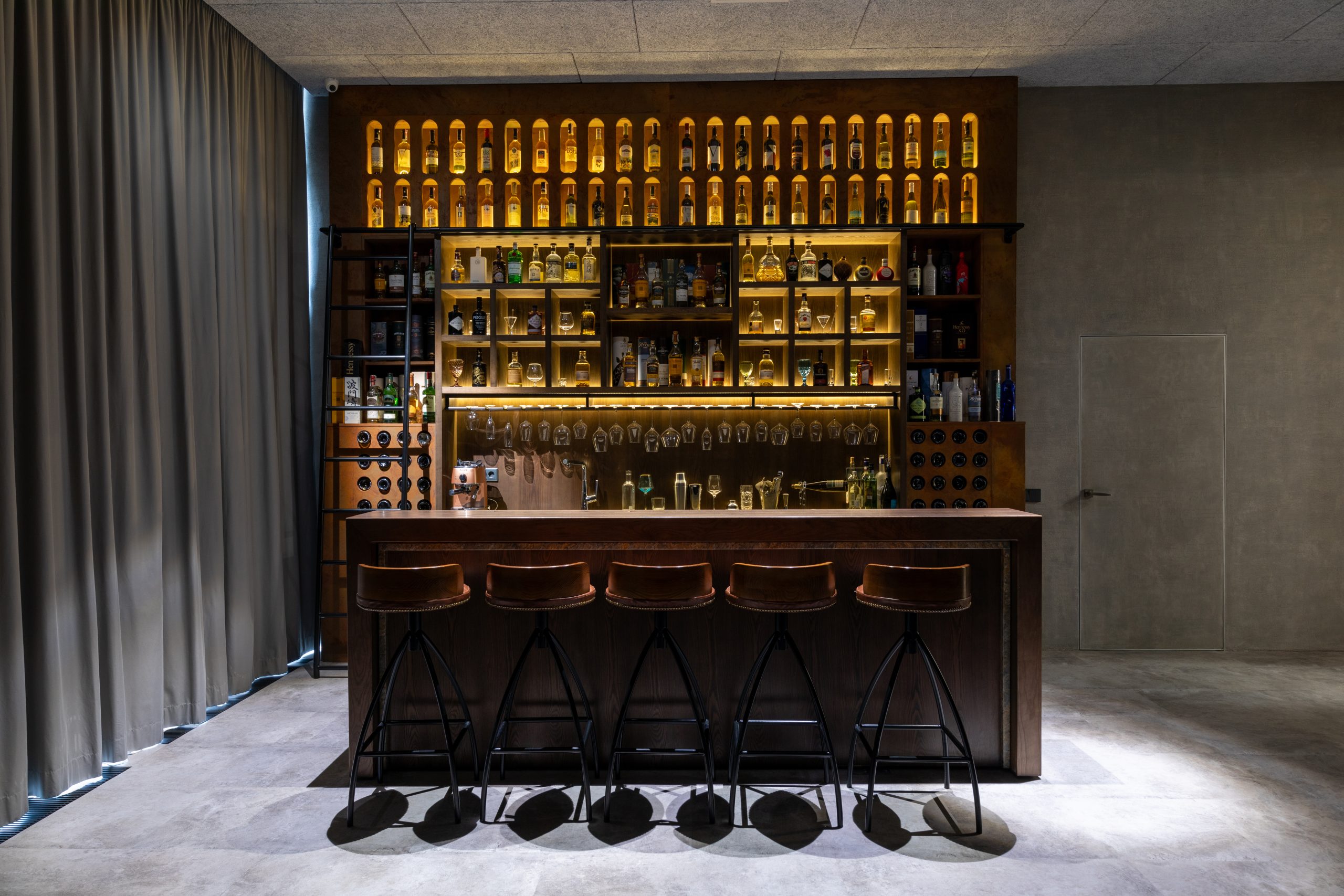 FOOD & DRINK